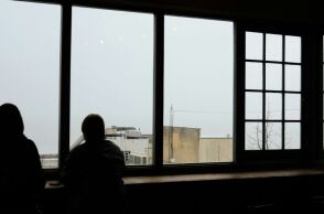 Δύο καφέδες, καμία λέξη