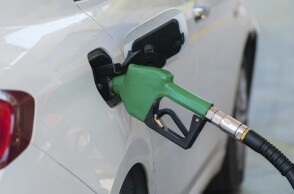Αντλία βενζίνης γεμίζει καύσιμο το ντεπόζιτο αυτοκινήτου σε βενζινάδικο