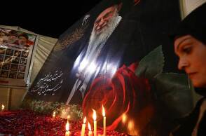 Μουσουλμάνα προσεύχεται για την κατάπαυση πυρός στο Ιράν