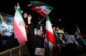 Ιρανοί με σημαίες πανηγυρίζουν την κατάπαυση πυρός