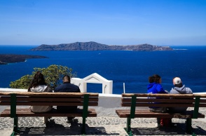 Πολίτες σε βεράντα στη Σαντορίνη