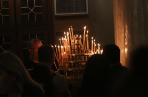 Πολίτες ανάβουν κερί στην εκκλησία