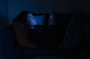 Τελικά το μπλε φως από το κινητό μπορεί να καταστρέψει τον ύπνο μας;