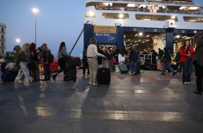 Εκδρομείς με τις βαλίτσες του επιβιβάζονται σε πλοίο