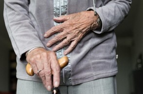 Ηλικιωμένος με μπαστούνι στο χέρι