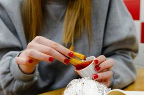 Ερευνητές στο Ιλινόις ανέπτυξαν μέθοδο που μειώνει την απορρόφηση λαδιού στις τηγανιτές πατάτες, διατηρώντας την τραγανή υφή τους μέσω ειδικών μικροκυμάτων