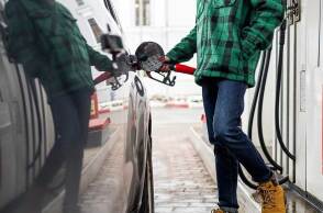 Οδηγός βάζει βενζίνη στο αυτοκίνητο