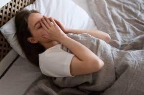 Γυναίκα στη μία πλευρά του κρεβατιού δυσκολεύεται να κοιμηθεί