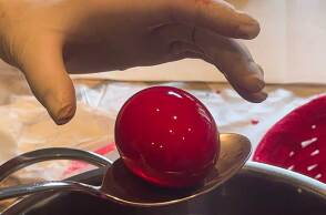 Βάψιμο κόκκινων αυγών τη Μεγάλη Πέμπτη