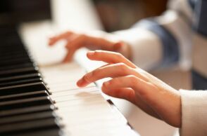 Έρευνα του Πανεπιστημίου Ρότσεστερ δείχνει ότι ο εγκέφαλος κατανοεί τη μουσική χωρίς εκπαίδευση, καθώς όλοι μαθαίνουν ασυνείδητα τους κανόνες της.