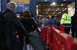 Εκδρομείς Πάσχα επιβιβάζονται σε πλοίο στο λιμάνι του Πειραιά