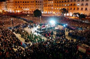 Θεσσαλονίκη: Η μοναδική στιγμή της συνάντησης 5 Επιταφίων στην Πλατεία Αριστοτέλους