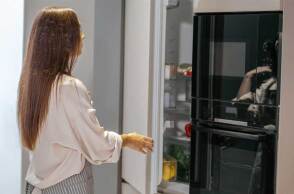 Γυναίκα ανοίγει το ψυγείο
