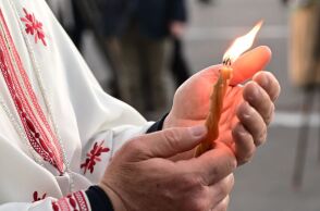 Στην Ιερουσαλήμ η ελληνική αποστολή για το Άγιο Φως - Προγραμματισμένη άφιξη στο «Ελευθέριος Βενιζέλος» στις 19:00, παρά την κρίσιμη κατάσταση στην περιοχή.