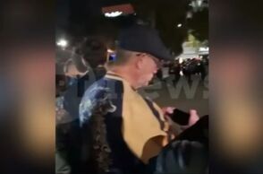 Ντάνιελ Κρεγκ και Ρέιτσελ Βάις στη Γλυφάδα: Παρακολούθησαν διακριτικά την περιφορά του Επιταφίου - Ο ηθοποιός βρίσκεται στην Ελλάδα για νέα ταινία