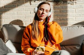 Οι καθημερινές μουσικές μας επιλογές προσφέρουν στοιχεία για τη νοημοσύνη μας, με τους στίχους να αποτελούν τον ισχυρότερο δείκτη γνωστικής ικανότητας.