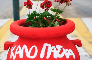 Τα νησιά του Αιγαίου γιορτάζουν το Πάσχα με έθιμα αιώνων - Λιτανείες, μοναδικά φαγητά, τελετουργίες και πανηγύρια που κρατούν ζωντανή την παράδοση.