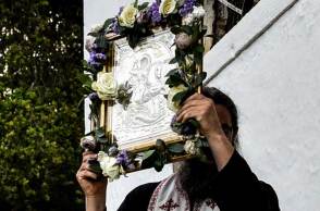 Ιερέας κρατά την εικόνα του Αγίου Γεωργίου