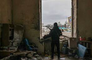 Ουκρανός στρατιώτης μέσα σε βομβαρδισμένο κτίριο στο Χάρκοβο