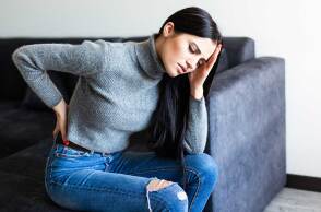 Γυναίκα πονά στο κεφάλι και στη μέση