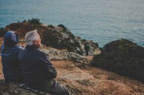 Ηλικιωμένοι βλέπουν τη θάλασσα