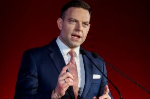 Κασσελάκης για Λαζαρίδη: «Πώς γίνεται να σπούδασε 4 χρόνια, ενώ το εργαστήρι ιδρύθηκε το 1991;»