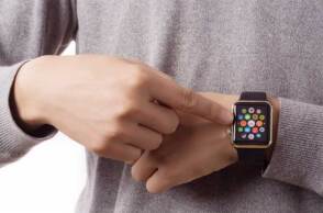 Άνδρας δείχνει το Apple Watch που έχει στον καρπό του