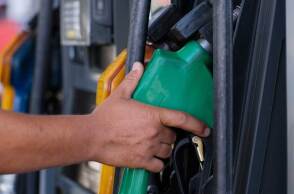 Υπάλληλος σε βενζινάδικο πιάνει την αντλία για να γεμίσει βενζίνη το ρεζερβουάρ του αυτοκινήτου