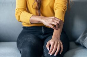 Ογκολόγος προειδοποιεί: Τέσσερις μορφές καρκίνου μπορεί να εκδηλωθούν με φαγούρα - Πότε να ανησυχήσετε - Η σημασία έγκαιρης ιατρικής αξιολόγησης