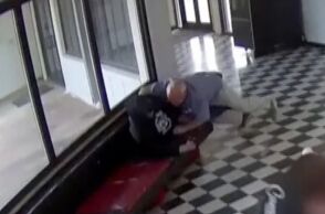 Οκλαχόμα: Κάμερα ασφαλείας κατέγραψε τη στιγμή που διευθυντής σχολείου ακινητοποιεί ένοπλο στο λύκειο Pauls Valley, σώζοντας μαθητές και προσωπικό