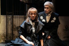 Η αγάπη άργησε μια μέρα, της Λιλής Ζωγράφου σε σκηνοθεσία Ένκε Φεζολλάρι στο Πτι Παλαί