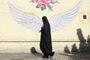 Γυναίκα περνά μπροστά από mural στην πρωτεύουσα του Ιράν, Τεχεράνη