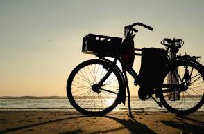 Ποδήλατο στην αμμουδιά με φόντο το ηλιοβασίλεμα