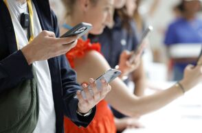 Χρήστες iPhone προειδοποιούν για τους κινδύνους των δημόσιων φορτιστών - Μια απλή ρύθμιση στις συνδέσεις USB προστατεύει το κινητό από υποκλοπή δεδομένων.