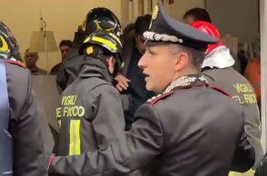 Ένοπλοι κράτησαν 25 ομήρους σε τράπεζα της Νάπολης και διέφυγαν μέσω τούνελ στους υπονόμους - Όλοι οι όμηροι απελευθερώθηκαν σώοι από την αστυνομία.