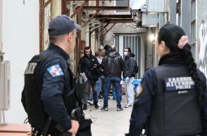 Την έσπρωξε από τον 3ο όροφο ή την κυνηγούσε και έπεσε -  Τα σενάρια που εξετάζουν οι Αρχές για την 30χρονη νεκρή