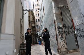 Oι τελευταίες κινήσεις της γυναίκας που βρέθηκε νεκρή στο κέντρο της Αθήνας - Έσπασε η ίδια το τζάμι