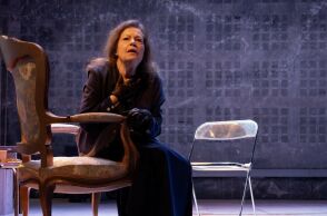 Ο Ουρανός Κατακόκκινος στον γαλαξία της Αναγνωστάκη - Μπήκαμε στις πρόβες της παράστασης στο Θέατρο Ψυρρή