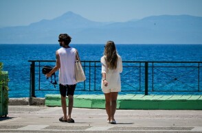 Ζευγάρι πηγαίνει για μπάνιο σε παραλία