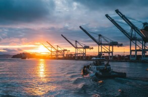 Ρυμουλκό περνά μπροστά από λιμάνι