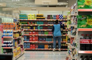 Εργαζόμενη σε σούπερ μάρκετ