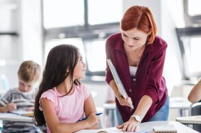 Σουηδία: Επιστρέφουν τα βιβλία, το χαρτί και το μολύβι στα σχολεία 