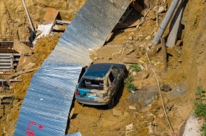 Αυτοκίνητο έπεσε σε εργοτάξιο μετά από καθίζηση