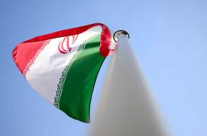 Η σημαία του Ιράν κυματίζει στον ιστό της