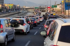Αυτοκίνητα κολλημένα στην κίνηση