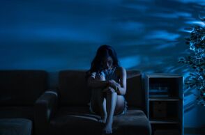 Ο φόβος του σκοταδιού είναι αρχέγονος μηχανισμός επιβίωσης - Η εξέλιξη, η αμυγδαλή και η βιολογία εξηγούν γιατί το σώμα μας ενεργοποιείται πριν καν σκεφτούμε.