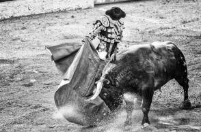 Σοκαριστικός τραυματισμός για τον «βασιλιά των ταυρομάχων» στην Ισπανία - Το κέρατο του ταύρου προκάλεσε εσωτερική πληγή 10 εκατοστών