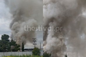 Πυκνοί καπνοί από τη φωτιά στην εταιρεία ανακύκλωσης στη Θεσσαλονίκη