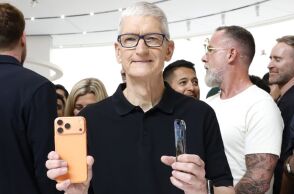 Ο Τιμ Κουκ αποχωρεί από την Apple μετά από 15 χρόνια - Είχε δεσμευτεί ότι τα iPhone θα προσφέρουν «όσα δεν ξέρουμε ακόμη ότι χρειαζόμαστε» και το έκανε πράξη.