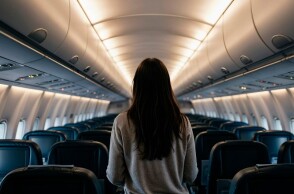 Αεροσυνοδός σε πτήση αεροπλάνου